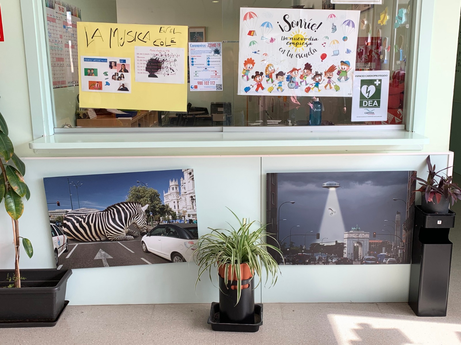Exposición de la artista Lola García Garrido, “Madrid Me Mueve” en el vestíbulo principal del CEIP Álvaro de Bazán