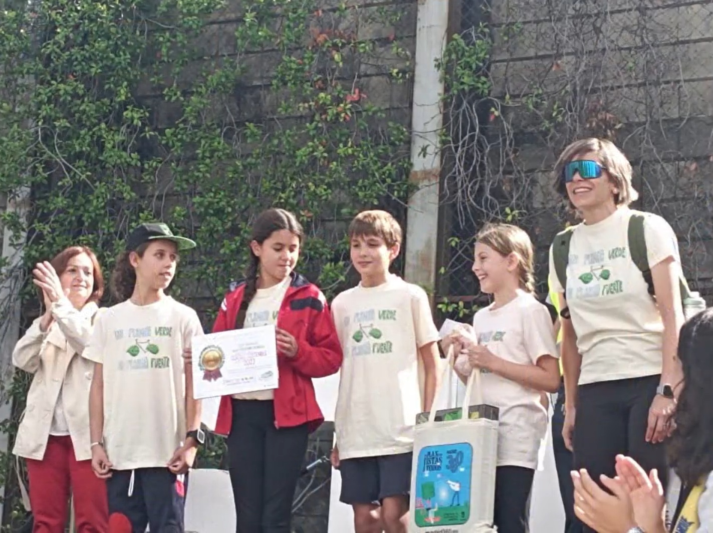 Recogiendo nuestro oro en el Acto de Acreditación