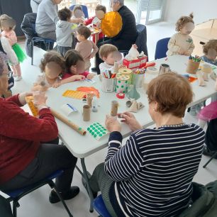 Momento del taller intergeneracional