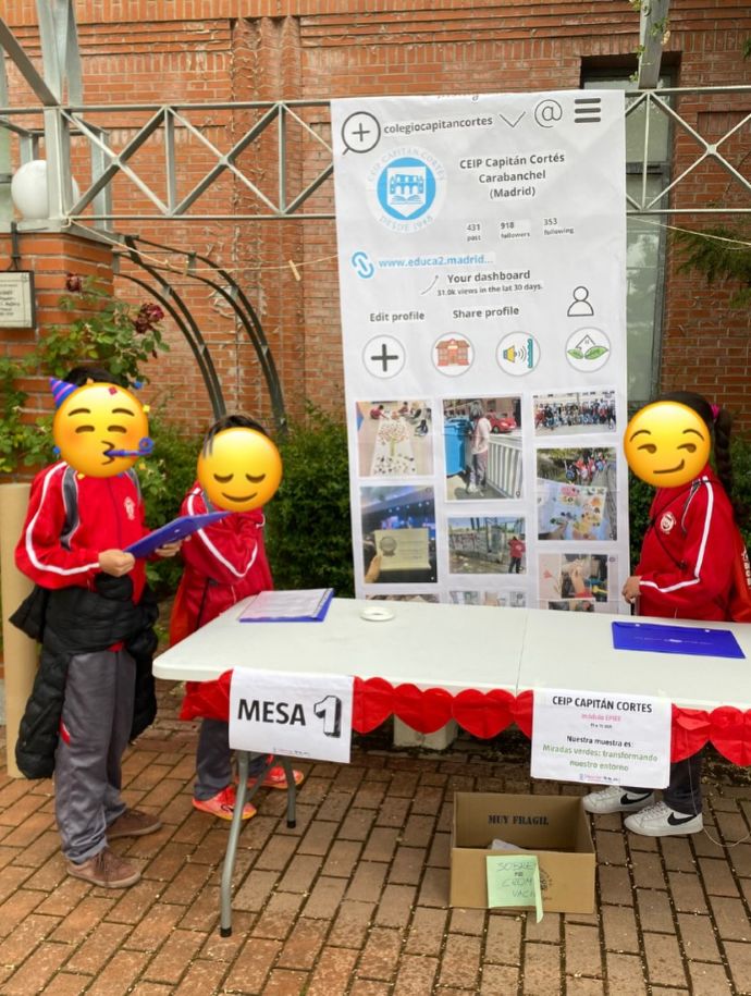 Momento de la feria de muestras en el que alumnado del centro explica su acci&oacute;n