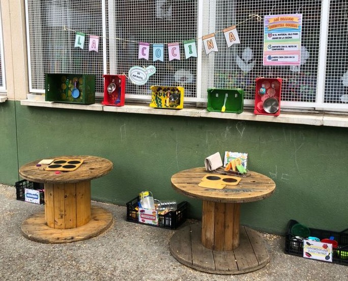 Rincón de juego simbólico en el patio del colegio público