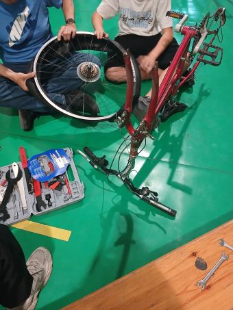 Momento del taller de mec&aacute;nica de bicicletas en el Instituto P&uacute;blico San Isidro de Madrid