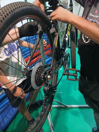 Momento del taller de mecánica de bicicletas en el Instituto Público San Isidro de Madrid