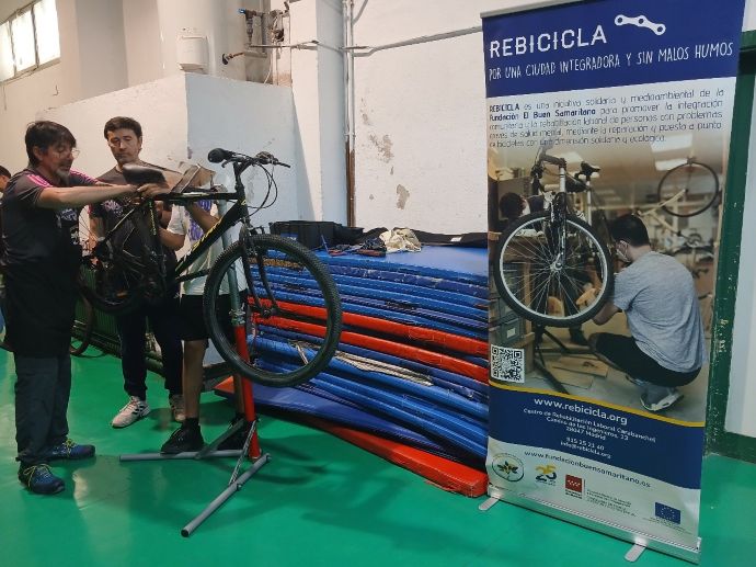 Momento del taller de mecánica de bicicletas con el proyecto El Buen Samaritano