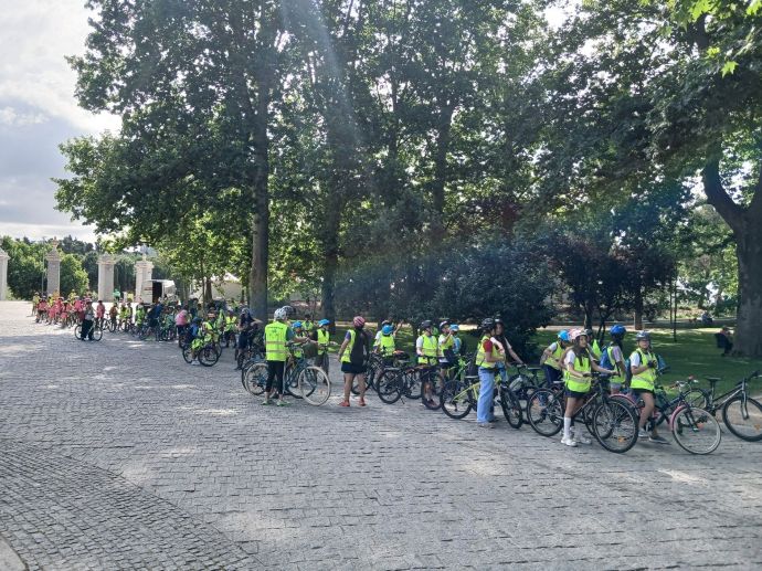 Bicicletada para el D&iacute;a del Medio Ambiente de los colegio p&uacute;blicos Tom&aacute;s Bret&oacute;n y Per&uacute; de Madrid