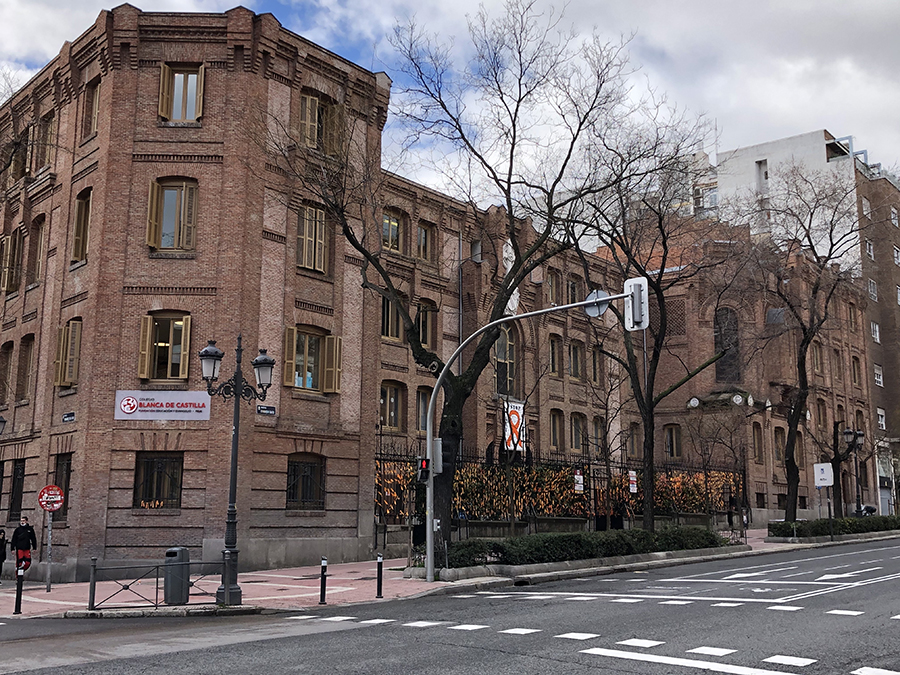 Fachada del colegio Blanca de Castilla