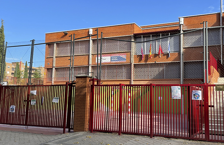 Fachada del colegio público Mariano José de Larra