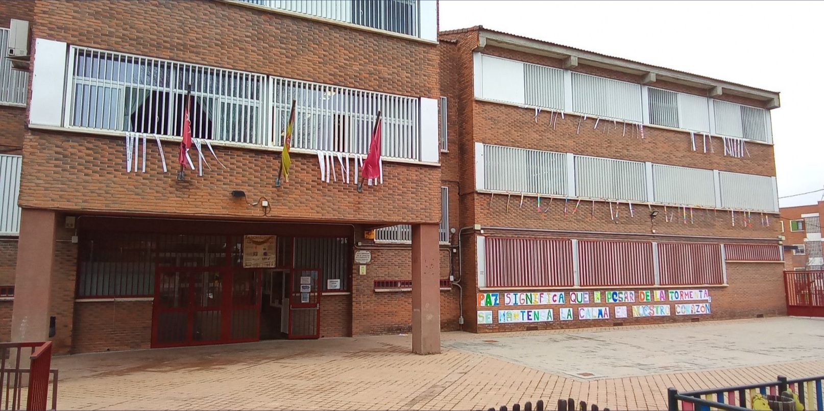 Fachada del colegio público Pradolongo