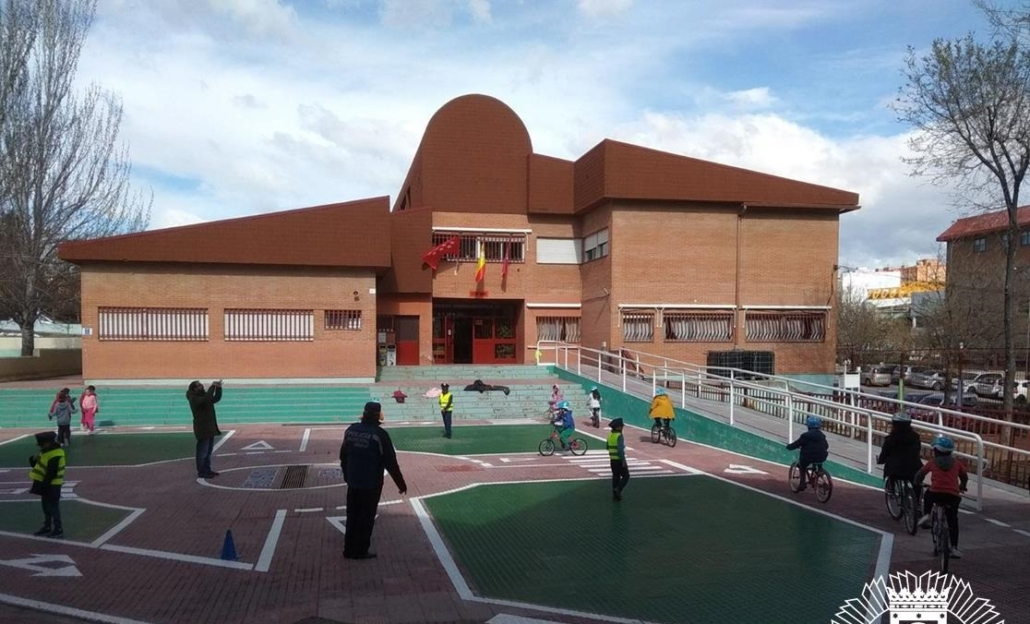 Actividades en bicicleta en el patio del Colegio Asturias