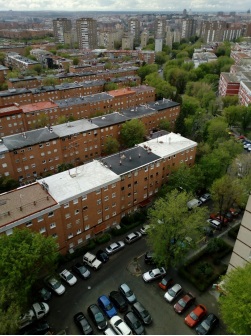 Foto aérea de viviendas y estacionamiento