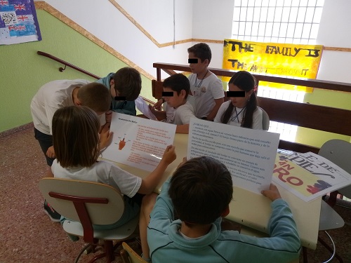 Trabajo de alumnos en descansillo del cole