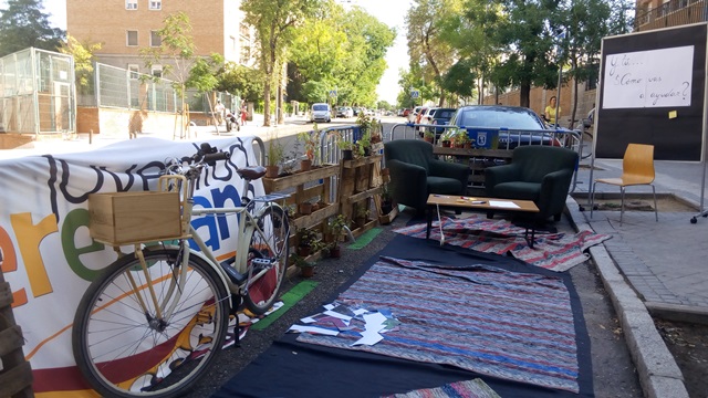 Bicicleta y sillones