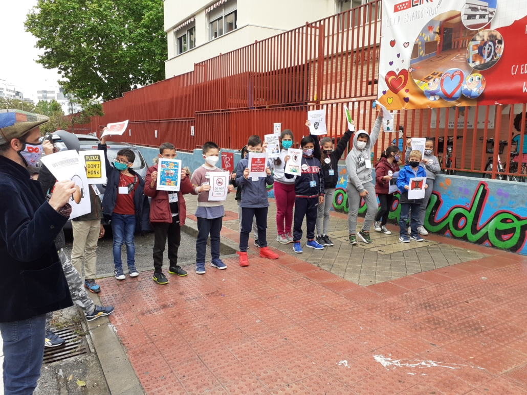 Concienciando en la puerta del cole