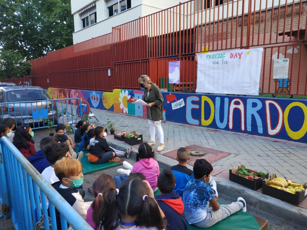 Clase en plaza de aparcamiento