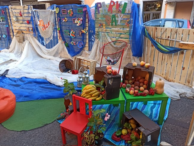 Plaza de estacionamiento ocupada y decorada