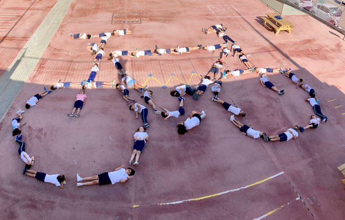 Alumnos dan forma a una gran bici con sus cuerpos