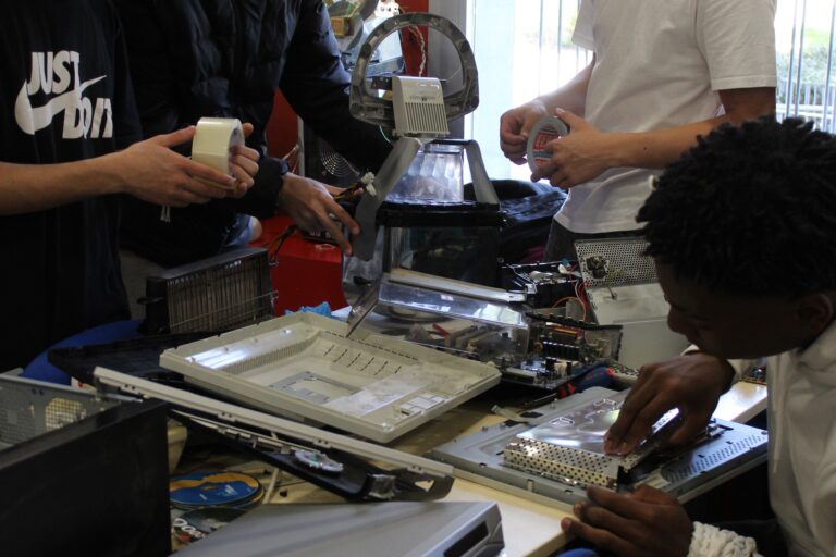 Alumnos reciclando robots